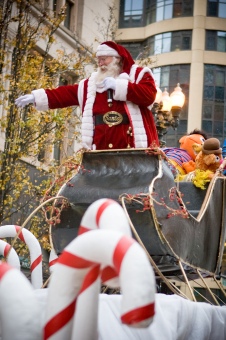 Santa's Wave to Crowd - McDonald's Thanksgiving Parade - 11-22-07